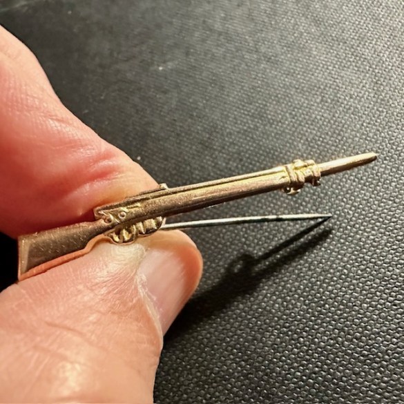 Gold Rifle Pin Badge 1